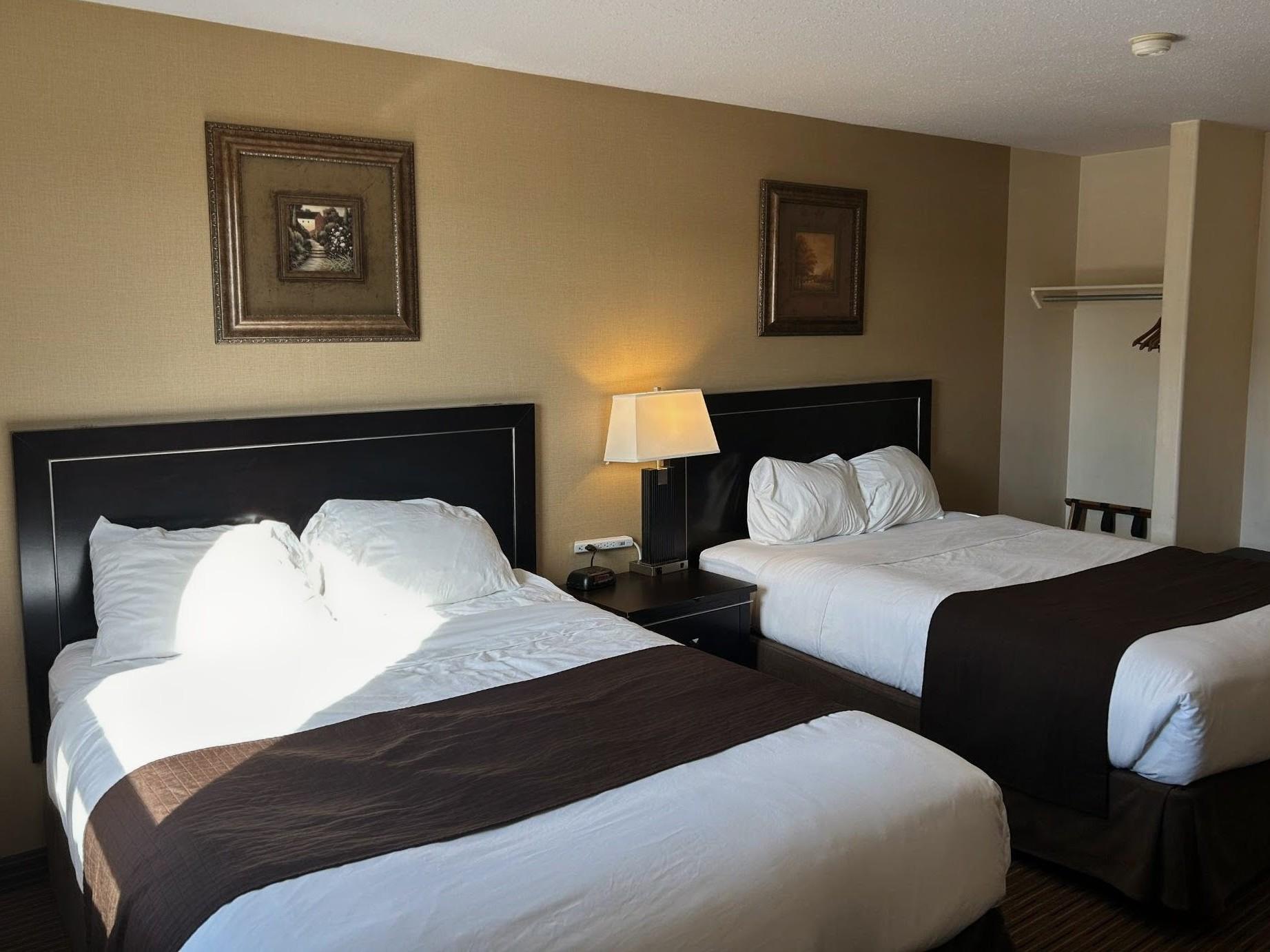 Double Queen Beds without Kitchenettes, Smoking